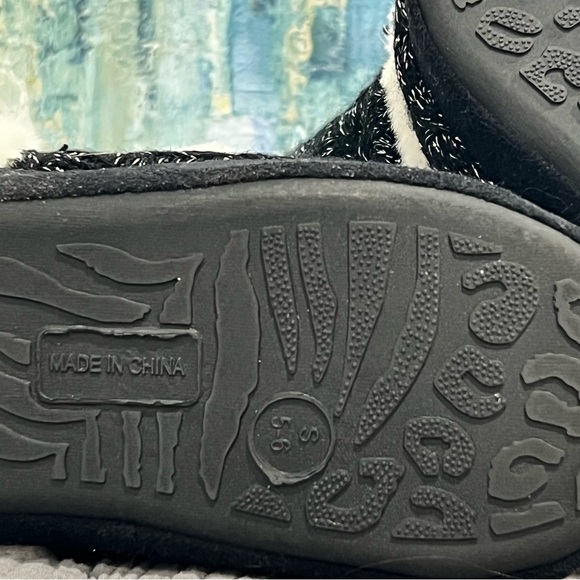 CHINESE LAUNDRY SZ SM 5/6 BLACK & WHITE POM POM PLUSH & KNIT SLIPPER BOOTS NWOT - Picture 8 of 8